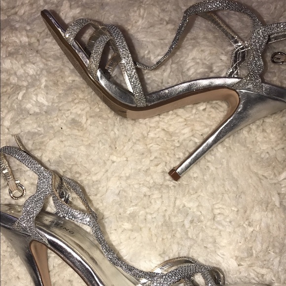 Silver heels - Picture 1 of 4